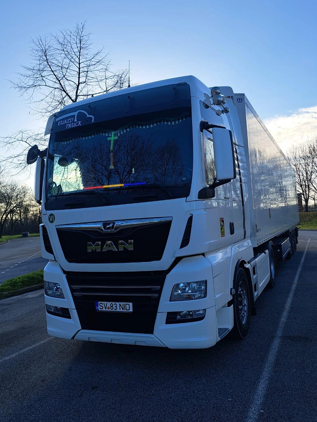 Camion MAN si semi-remorca box ce fac parte din flota Eunid Truck pentru transport de marfuri