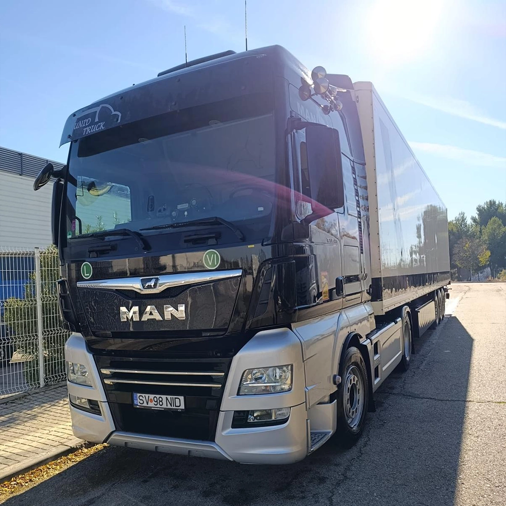 Camion MAN si semi-remorca folosite pentru transportul rutier de marfuri