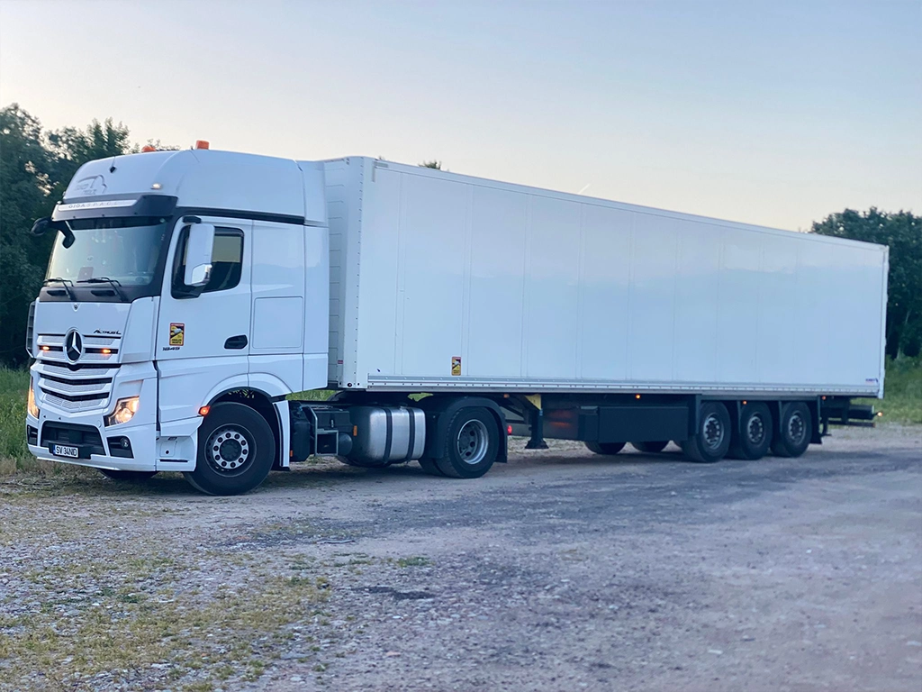 Un ansamblu cap-tractor si semi-remorca pregatite de transport marfuri international oriunde ai nevoie