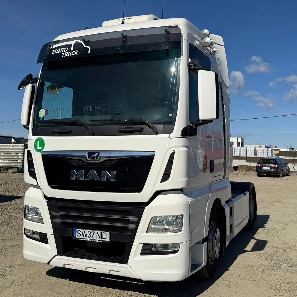 Cap-tractor modern din flota Eunid Truck fotografiat in parcarea companiei