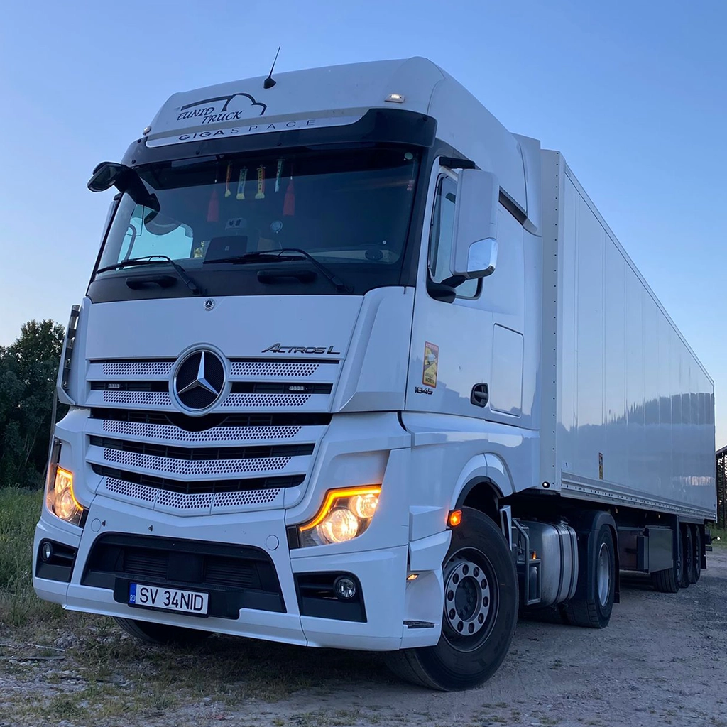 Mercedes-Benz Actros si semi-remorca box fotografiate intr-un mod artistic